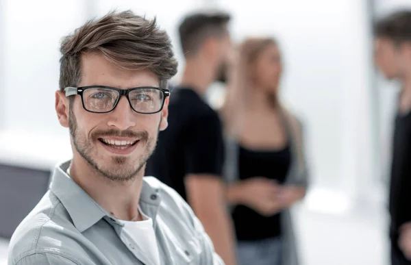 Homem sorridente apontando o dedo para você — Fotografia de Stock