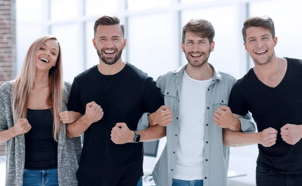 Equipo de negocios se están tomando las manos — Foto de Stock