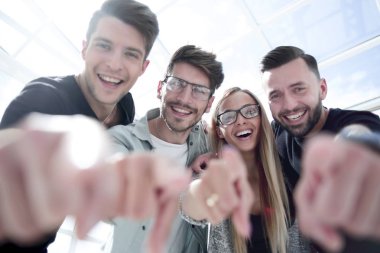 Yakışıklı halklar için onun parmak işaret