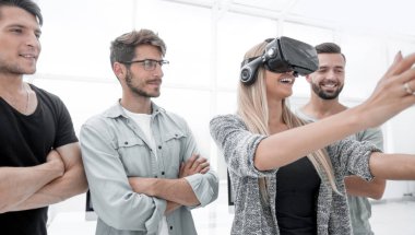 sanal gerçeklik gözlük takan gülümseyen ilerici kız