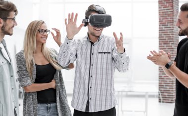 Karton sanal gerçeklik tutan bir adam