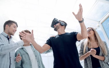 Sanal gerçeklik gözlüğü takan adam. Biz