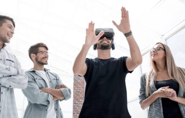 Sanal gerçeklik giyiyor koruyucu gözlük hareketleri yaparken işadamı