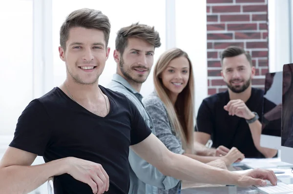 Empresária feliz com colegas em segundo plano — Fotografia de Stock