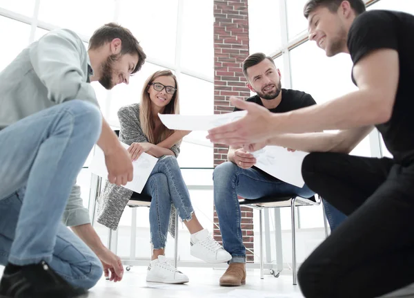 Socios exitosos durante las negociaciones en la reunión — Foto de Stock