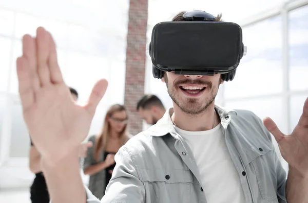 Hombre prueba gafas VR —  Fotos de Stock