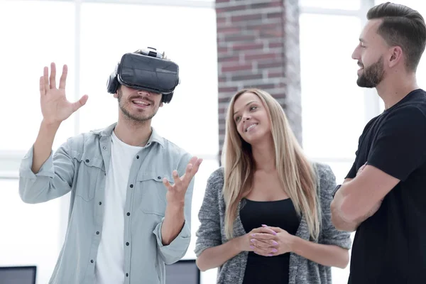 Colegas positivos probando dispositivo de realidad virtual —  Fotos de Stock