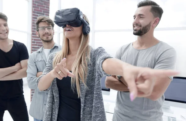 Mujer de pie en la oficina con gafas VR —  Fotos de Stock