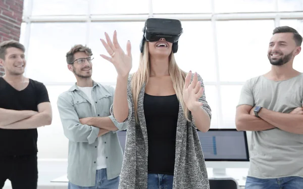 Chica progresiva sonriendo mientras usa gafas de realidad virtual — Foto de Stock