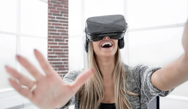 Mujer emocional joven con gafas de realidad virtual auriculares, v — Foto de Stock