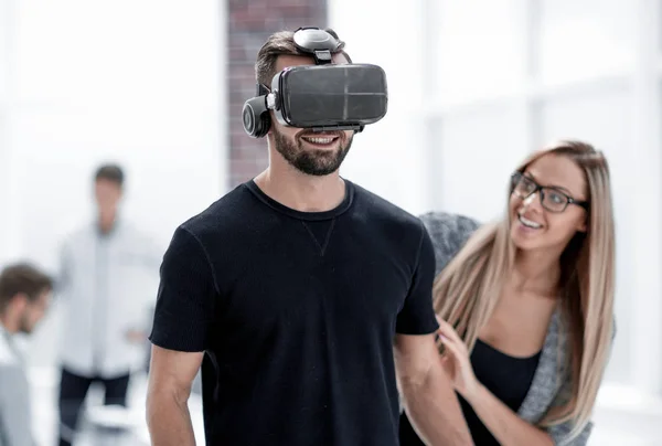 Pantalla digital con jóvenes con auriculares de realidad virtual —  Fotos de Stock