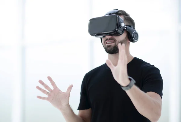 Retrato de un tipo sorprendido usando un aislado de auriculares de realidad virtual —  Fotos de Stock