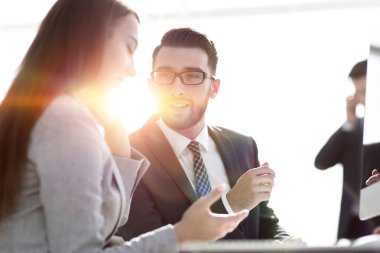 Kendine güvenen bir adam iş görüşmesi sırasında röportajcısıyla konuşuyor.