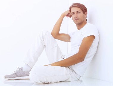 Beyaz bir duvar oturan endişeli adam