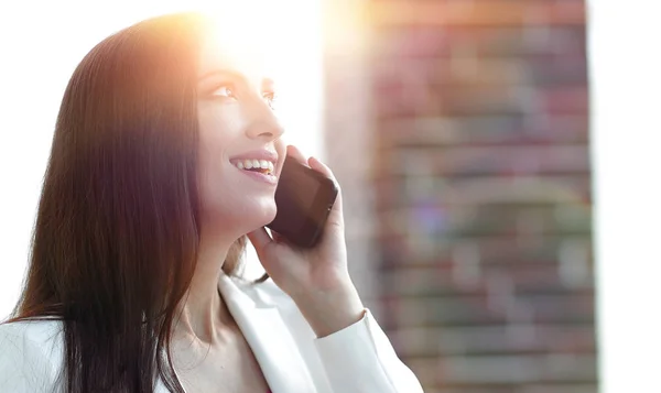 Femme qui parle avec succès sur téléphone mobile — Photo