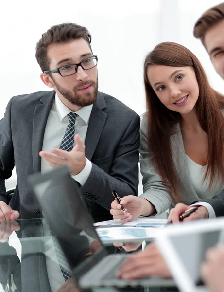 Equipo de negocios discutiendo un informe financiero — Foto de Stock