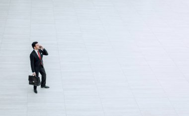 Uzaktan en iyi görüntü. İş adamı cep telefonuyla konuşuyor.