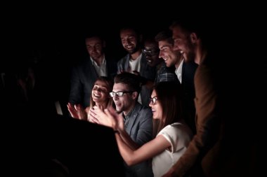 up.Happy iş takım işyerinde kapatın