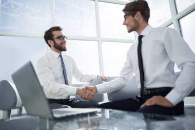 iş ortakları birbirine ofiste oturan sallamak