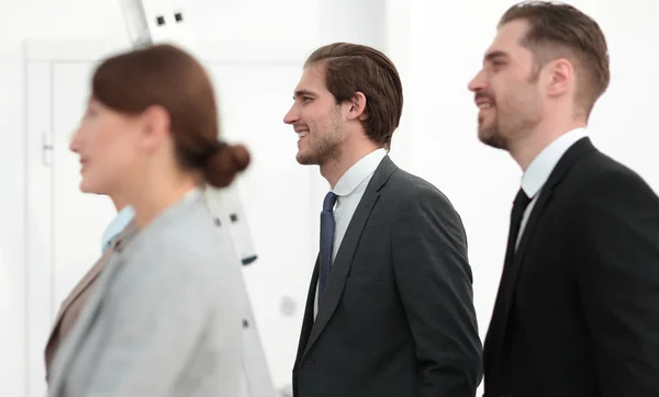 Side view.a gruppo di uomini d'affari di successo in piedi insieme . — Foto Stock