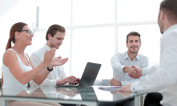 Alkalmazottak tapsol az üzleti partnerek a tárgyalóasztalnál — Stock Fotó