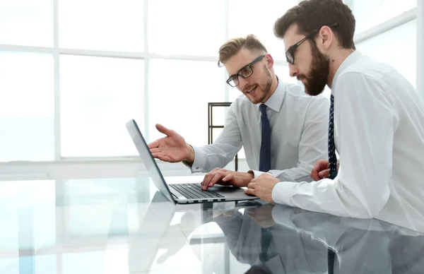 Collègues d'affaires discutant de questions de travail sur le bureau — Photo