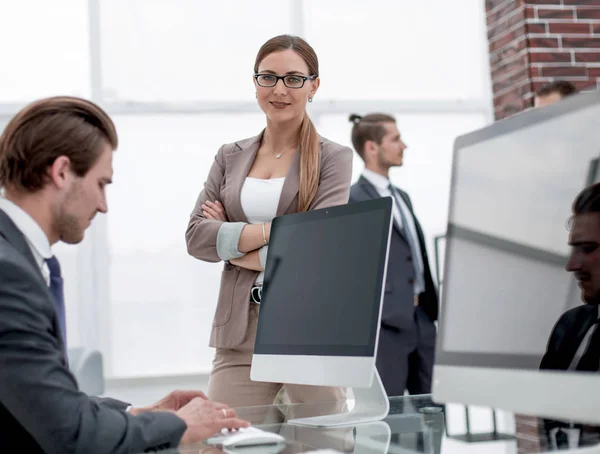 Gruppe von Mitarbeitern am Arbeitsplatz im Nebenerwerb — Stockfoto