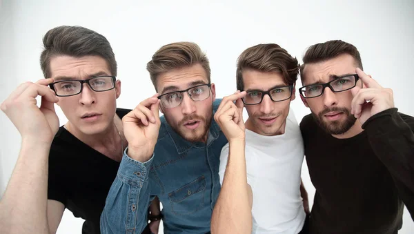 De cerca. un grupo de amigos creativos mirándote a través de gafas —  Fotos de Stock