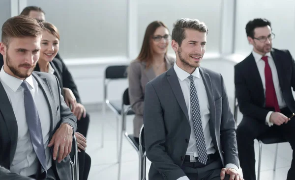 Seminario de negocios de oyentes sentado en la sala de conferencias — Foto de Stock