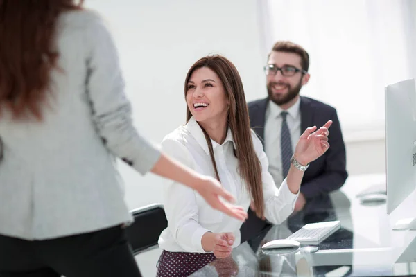 Des employés souriants qui parlent au travail . — Photo