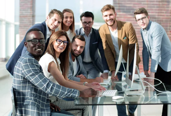 Equipo empresarial multiétnico discute los resultados de su trabajo — Foto de Stock