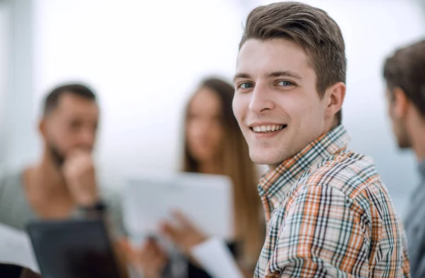 Primer plano. Empleado exitoso en el contexto del lugar de trabajo . — Foto de Stock