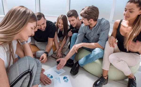 Start-up.un grupo de amigos discutiendo un nuevo plan de negocios — Foto de Stock