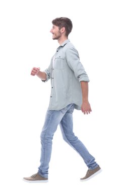 yan görünümü. gülümseyen genç biri ileri adımlar