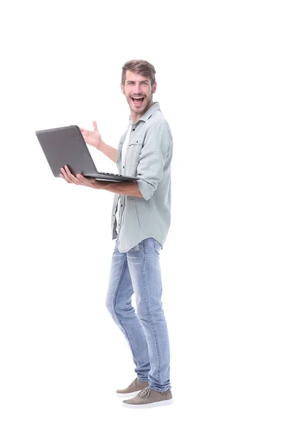 En pleine croissance.heureux jeune homme avec ordinateur portable — Photo