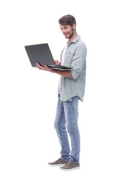 En pleine croissance.sourire jeune homme avec ordinateur portable — Photo