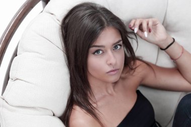 genç kadın büyük rahat koltukta dinleniyor