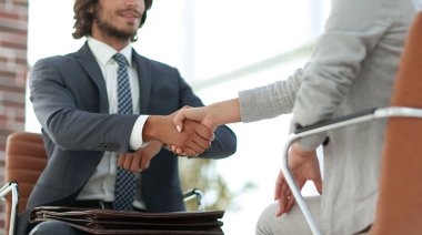 İş adamları geniş pencereli odaya karşı el sıkışıyor