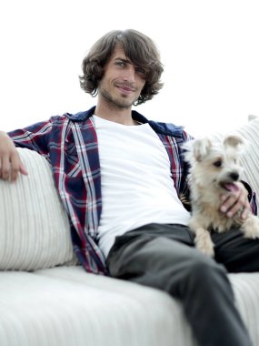 şık adam köpeğiyle kanepede oturan.