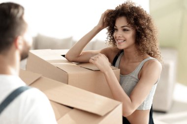 genç karısı kocası yeni bir eve taşırken görünüyor.