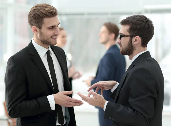 Compañeros de negocios hablando en la oficina — Foto de Stock