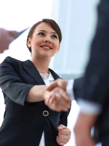 Geschäftsfrau schüttelt einem Geschäftsmann während eines Meetings die Hand — Stockfoto