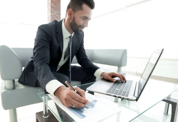 Finanzmanager arbeitet mit Business-Grafiken am Laptop — Stockfoto