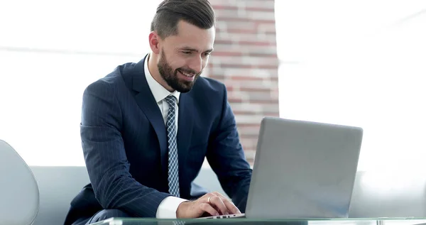 Biznesmen pracy na laptopie siedzi na kanapie w biurze — Zdjęcie stockowe