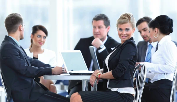 Business Team Discutere idee in Lounge — Foto Stock