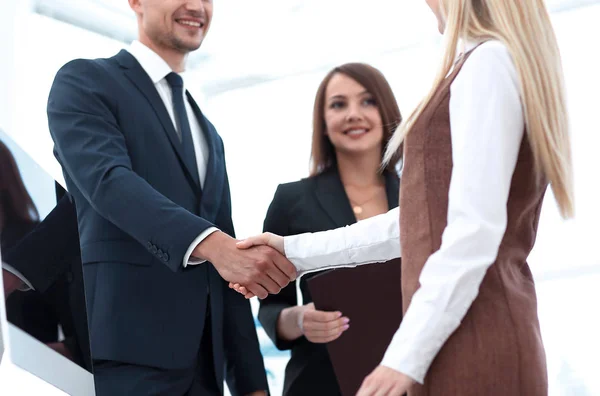 Business colleagues shaking hands after a successful presentation. — Stock Photo, Image