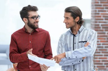 Ofiste konuşmak iki ofis çalışanı.