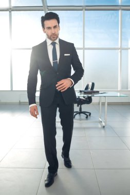 Modern bir ofiste kendine güvenen bir iş adamı.