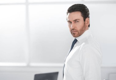 Kapatın. Ofiste kendine güvenen bir iş adamı var.