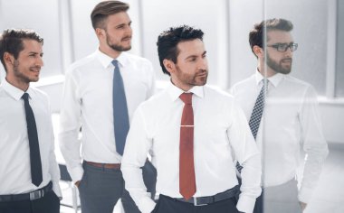 up.Business takım ayakta ofiste kapatın.